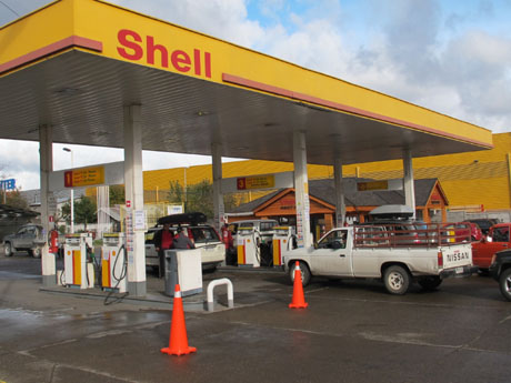 Denuncian que una bencinera Shell en Temuco ofrece combustible contaminado con agua