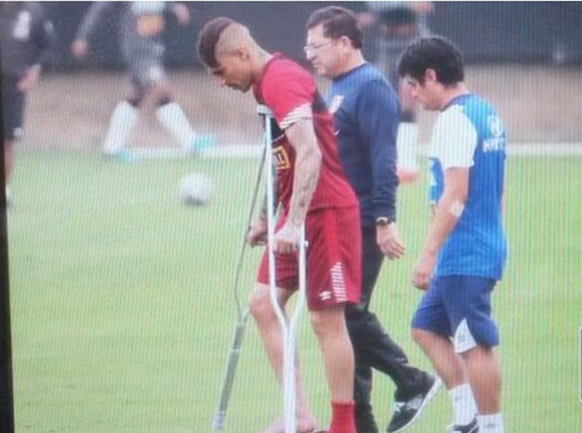 Pánico en Perú: Paolo Guerrero salió de la cancha con muletas a ocho días del debut en Copa América