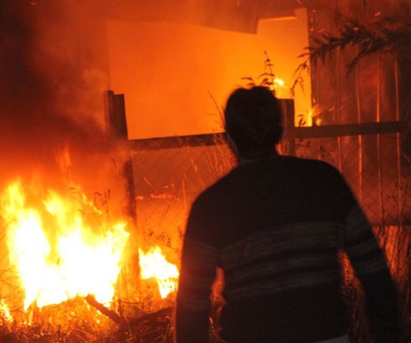 Una familia perdió su casa por voraz incendio en Castro