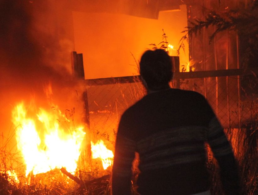 Una familia perdió su casa por voraz incendio en Castro