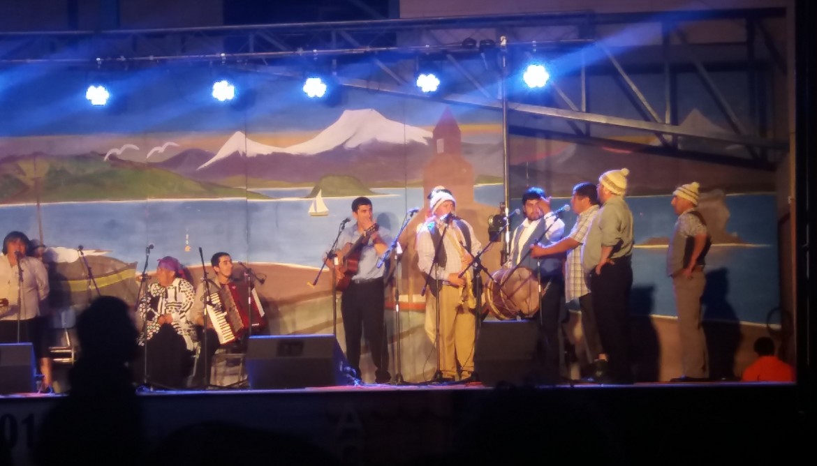 Conjunto  Folclorico Caucahue de Quemchi En el Encuentro d elas  islas   Achao