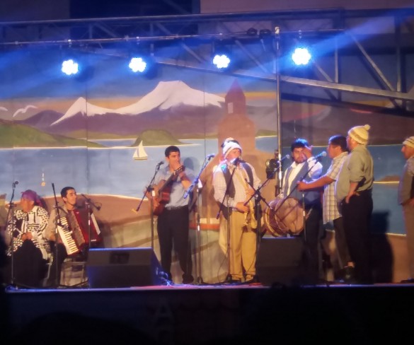 Conjunto  Folclorico Caucahue de Quemchi En el Encuentro d elas  islas   Achao