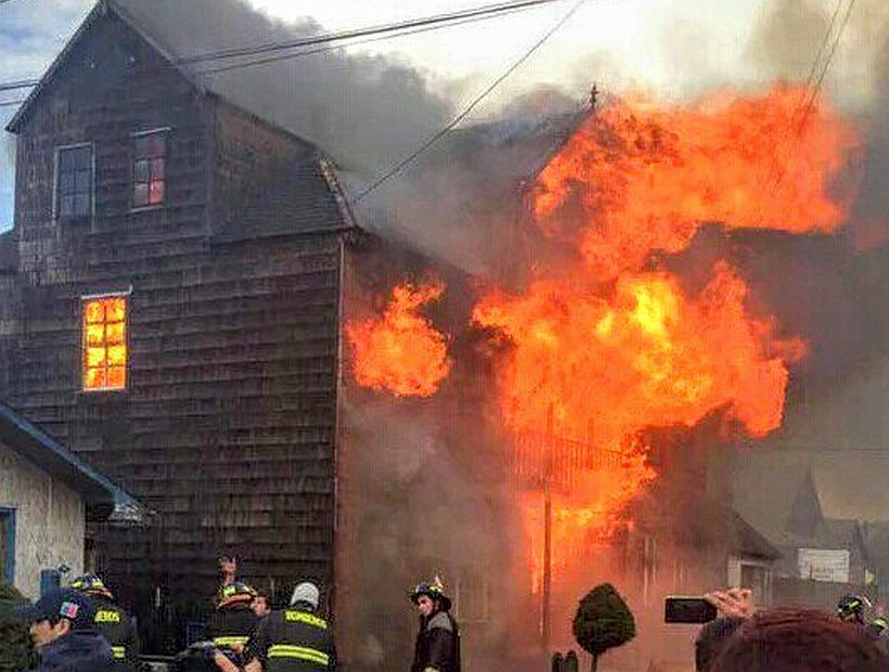 Comunidad curacana inicia campaña para ayudar a familias que perdieron sus casas en incendio