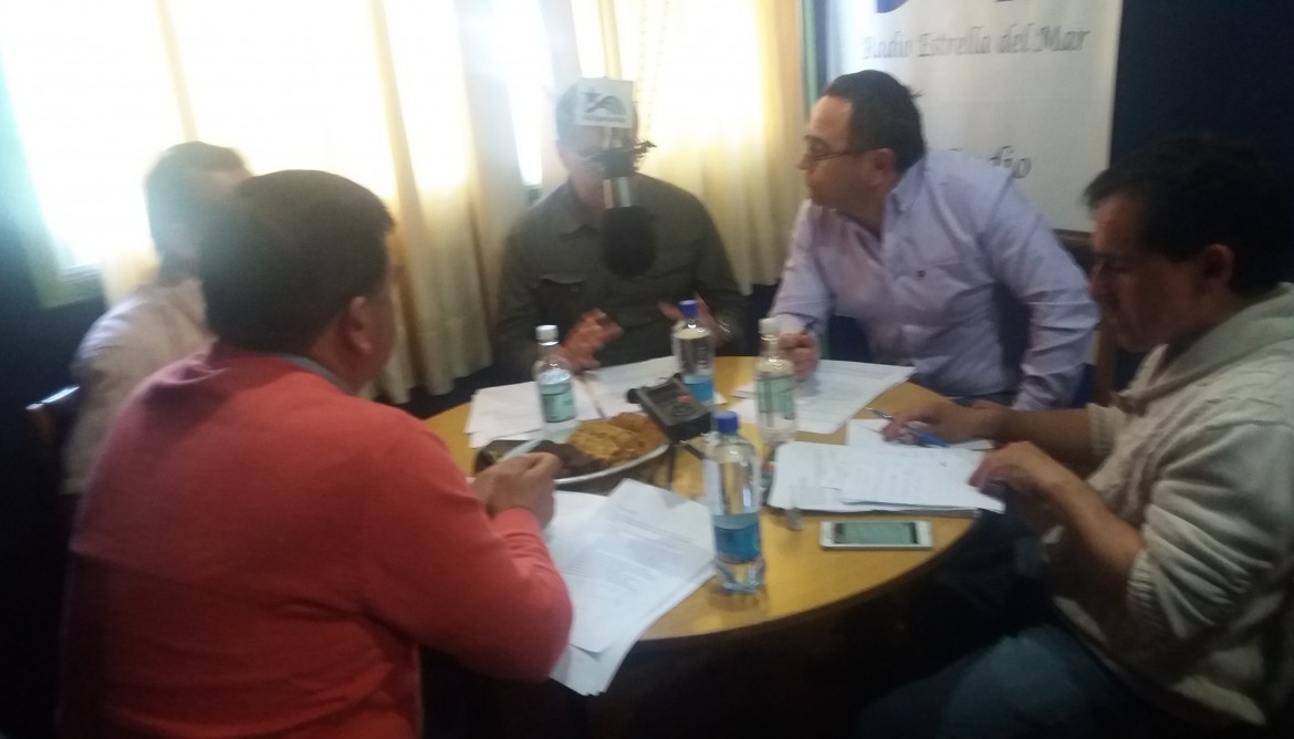 En  Pleno   desarrollo  Debate  en Radio estrella   del Mar de Achao