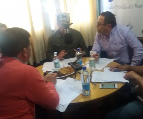 En  Pleno   desarrollo  Debate  en Radio estrella   del Mar de Achao