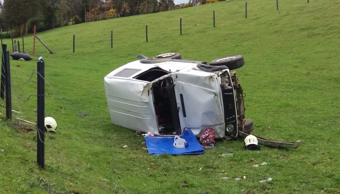 Vehiculo volcado  en  ruta  Quinchao