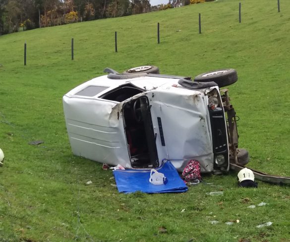 Vehiculo volcado  en  ruta  Quinchao