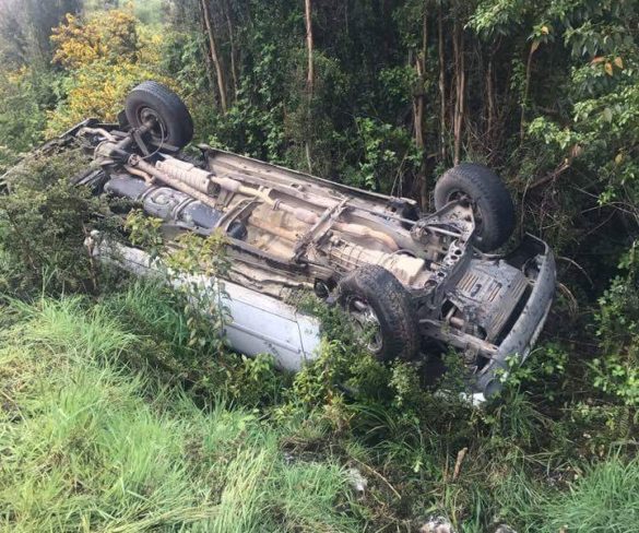 Vehiculo   volcado a  un costado de la  via  en curaco d e velez