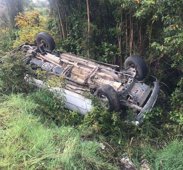 Vehiculo   volcado a  un costado de la  via  en curaco d e velez