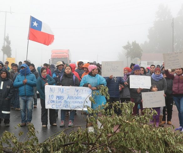 Macheros de Cucao mantienen bloqueada la Ruta 5 Sur